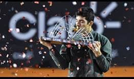 Cristian Garín besa el trofeo de campeón del Rio Open presented by Claro 2020.