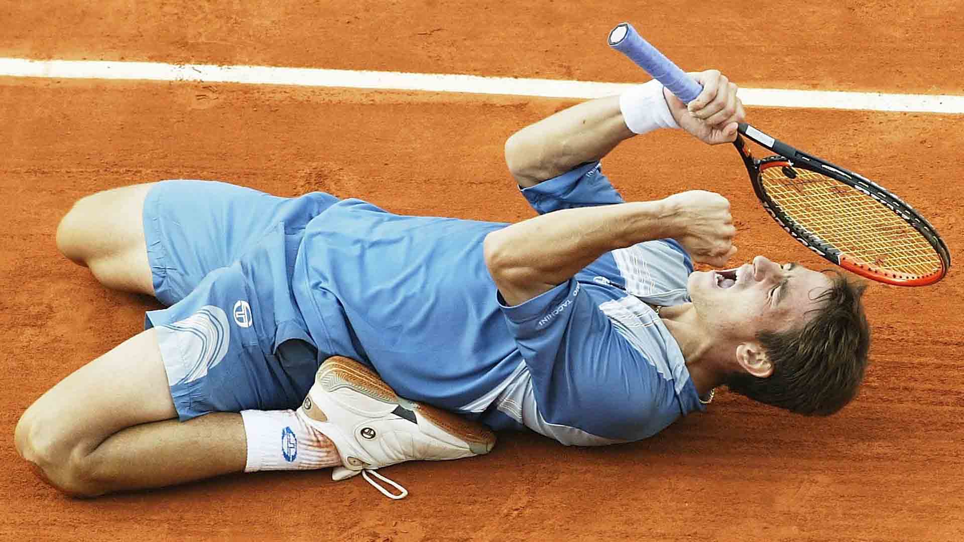 Tommy Robredo beat Lleyton Hewitt and Gustavo Kuerten in back-to-back matches to reach his first Roland Garros quarter-final in 2003.