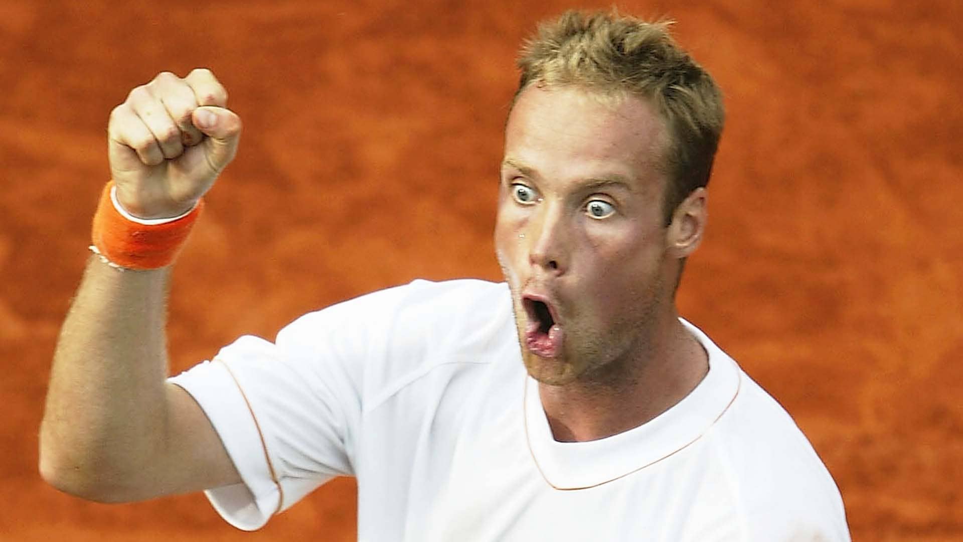 Martin Verkerk beat Carlos Moya in five sets to reach his first Grand Slam semi-final at Roland Garros in 2003.