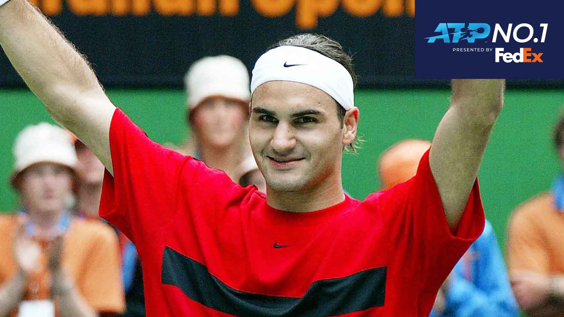 Roger Federer ascendió al No. 1 del mundo en el FedEx ATP Rankings por primera vez después de ganar su primer trofeo del Abierto de Australia en 2004.