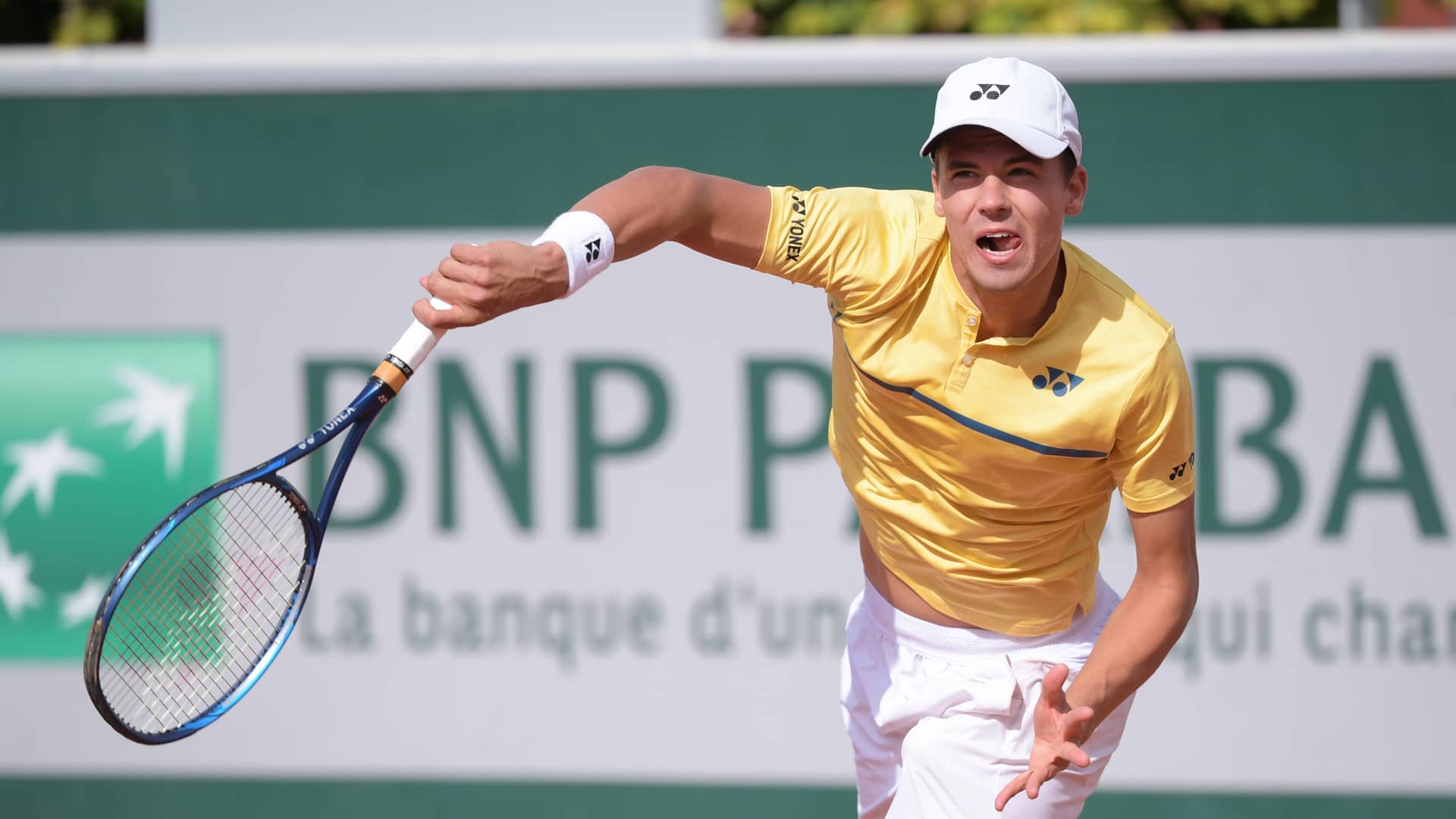 Daniel Altmaier reaches the third round at Roland Garros in his Grand Slam debut.