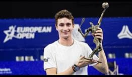 El francés Ugo Humbert posa con el trofeo de campeón del European Open 2020.