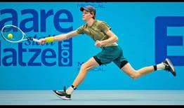Jannik Sinner beats Casper Ruud in their first ATP Head2Head meeting to reach the second round in Vienna.