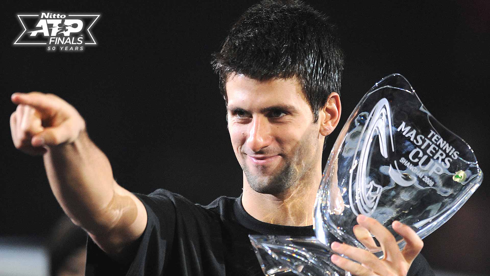 Novak Djokovic levantó el primero de sus cinco títulos Nitto ATP Finals en Shanghái en 2008.