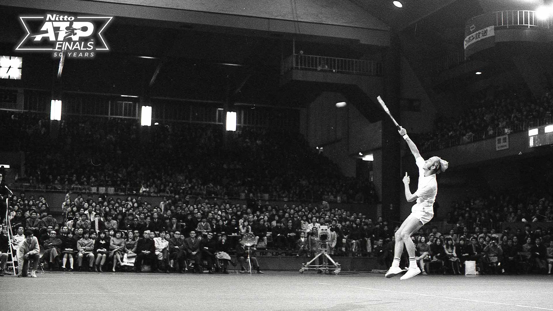 Stan Smith conecta un remate camino del título en la edición inaugural del Pepsi-Cola Masters en diciembre de 1970.