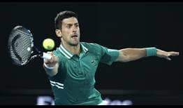 Novak Djokovic intenta alcanzar una pelota ante Alexander Zverev en los cuartos de final del Abierto de Australia 2021.