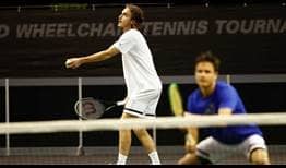 Stefanos Tsitsipas (sacando) y su hermano, Petros, entrenando en el ABN AMRO World Tennis Tournament en Róterdam.