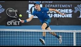 Jannik Sinner se recupera de un break en el tercer set para vencer a Gregoire Barrere en Marsella.