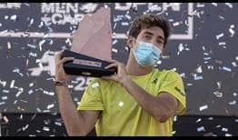 Cristian Garín sostiene el trofeo de campeón del Chile Dove Men+Care Open en Santiago.