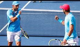 Juan Sebastián Cabal y Robert Farah celebran un punto durante la final del Dubai Duty Free Tennis Championships.