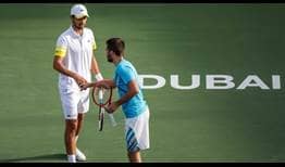 Nikola Mektic y Mate Pavic celebran un punto durante la final del Dubai Duty Free Tennis Championships.