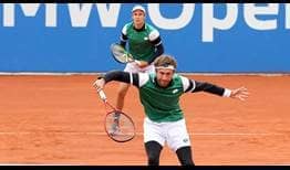 Belgians Sander Gille and Joran Vliegen kept their nerves to win the first set of the Munich doubles final on Sunday.