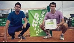 Juan Manuel Cerúndolo celebra su primer título ATP Challenger Tour en Roma junto a su entrenador Andrés Dellatorre.