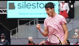 Carlos Alcaraz celebra un punto ante Adrian Mannarino en la primera ronda del Mutua Madrid Open.