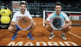 Marcel Granollers y Horacio Zeballos posan con los trofeos de campeones del Mutua Madrid Open 2021.