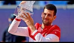 Novak Djokovic levanta el trofeo de campeón del Belgrade Open 2021.