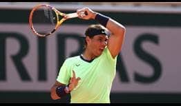 Rafael Nadal conecta una derecha ante Jannik Sinner en los octavos de final de Roland Garros.