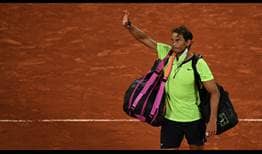 Rafael Nadal se despide de los aficionados en la pista Philippe Chatrier tras competir en semifinales.
