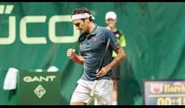 Roger Federer celebra un punto ante Felix Auger-Aliassime en el NOVENTI OPEN de Halle.
