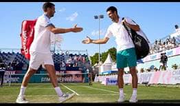 Novak Djokovic y Carlos Gómez Herrera celebran su pase a semifinales del Mallorca Championships.
