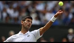 Novak Djokovic ejecuta un servicio ante Cristian Garín en los octavos de final de Wimbledon.