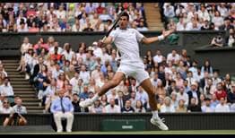 Novak Djokovic venció a Denis Shapovalov en sets corridos para llegar a una nueva definición en Wimbledon.