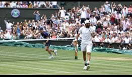 Matteo Berrettini celebra el primer set frente a Novak Djokovic en la final de Wimbledon.