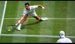 Novak Djokovic durante un punto en la final de Wimbledon frente a Matteo Berrettini.