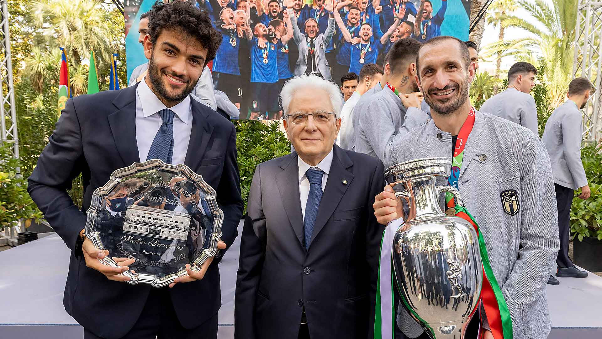 Matteo Berrettini con Sergio Mattarella, el presidente italiano, y el capitán de fútbol italiano Giorgio Chiellini, celebran tras Wimbledon y la Eurocopa.