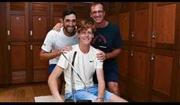 Jannik Sinner celebra su triunfo en el Citi Open junto a su entrenador Andrea Volpini y su fisioterapeuta Claudio Zimaglia.