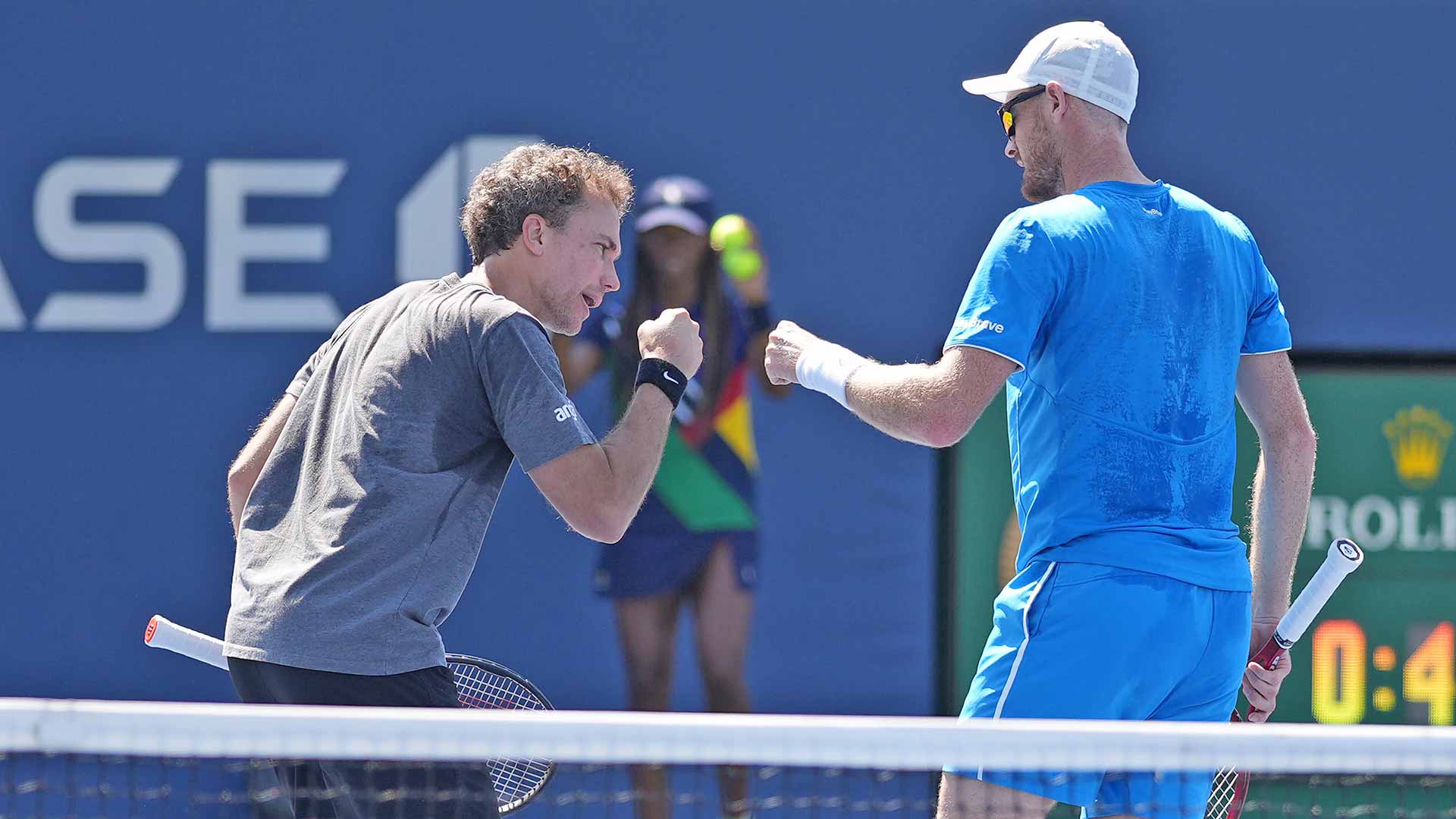 Bruno Soares and Jamie Murray are into the US Open quarter-finals.