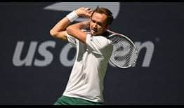El segundo cabeza de serie Daniil Medvedev venció a Botic van de Zandschulp el martes para llegar a las semifinales del US Open.