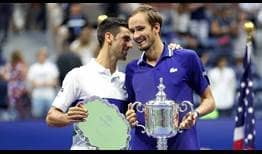 Daniil Medvedev es felicitado por Novak Djokovic tras conquistar su primer Grand Slam en el US Open.