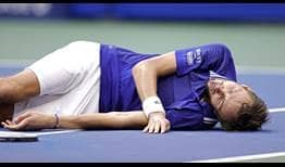 Daniil Medvedev celebra su victoria en el US Open ante Novak Djokovic con la pose del 'pez muerto'.