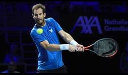Andy Murray beats Vasek Pospisil in straight sets behind four service breaks on Wednesday in Metz.