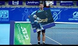 Henri Laaksonen lifts the champion's painting at the ATP Challenger event in Orleans.