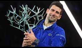 Novak Djokovic sostiene el trofeo de campeón del Rolex Paris Masters 2021.