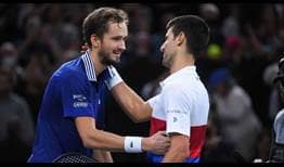 Daniil Medvedev y Novak Djokovic se saludan tras disputar la final del Rolex Paris Masters.