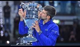 Novak Djokovic levanta el trofeo de No. 1 al cierre del año en las Nitto ATP Finals de Turín.