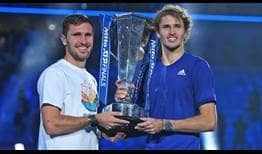 Mischa Zverev y Alexander Zverev levantan el trofeo de campeón de las Nitto ATP Finals.