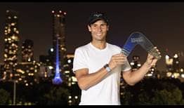 Rafael Nadal posa con el trofeo de campeón en Melbourne.