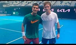 Carlos Alcaraz y Andrey Rublev entrenaron juntos en la Rod Laver Arena antes del Abierto de Australia 2022.