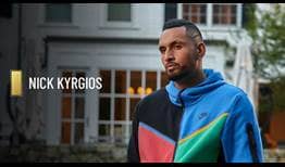 Nick Kyrgios le enseña a los aficionados cómo hace un saque de cuchara perfecto.
