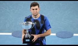 Aslan Karatsev sostiene el trofeo de campeón del Sydney Tennis Classic.