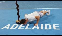 Thanasi Kokkinakis celebra su primer título ATP Tour después de derrotar a Arthur Rinderknech en Adelaida.