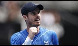 Andy Murray celebra un punto ante Nikoloz Basilashvili durante la primera ronda del Abierto de Australia 2022.