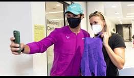 Rafael Nadal y Ariarne Titmus se hacen un selfie en el Abierto de Australia 2022.