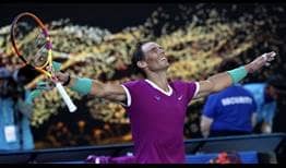 Rafael Nadal celebra el triunfo ante Denis Shapovalov en los cuartos de final del Abierto de Australia 2022.