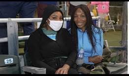 Serena y Venus visitaron la competición ATP Tour el jueves en Delray Beach.