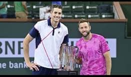 John Isner y Jack Sock posan junto al trofeo de campeones de dobles en el BNP Paribas Open 2022.
